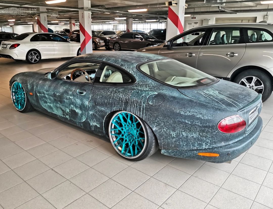 Забавный Jaguar XKR  2000 г.в.